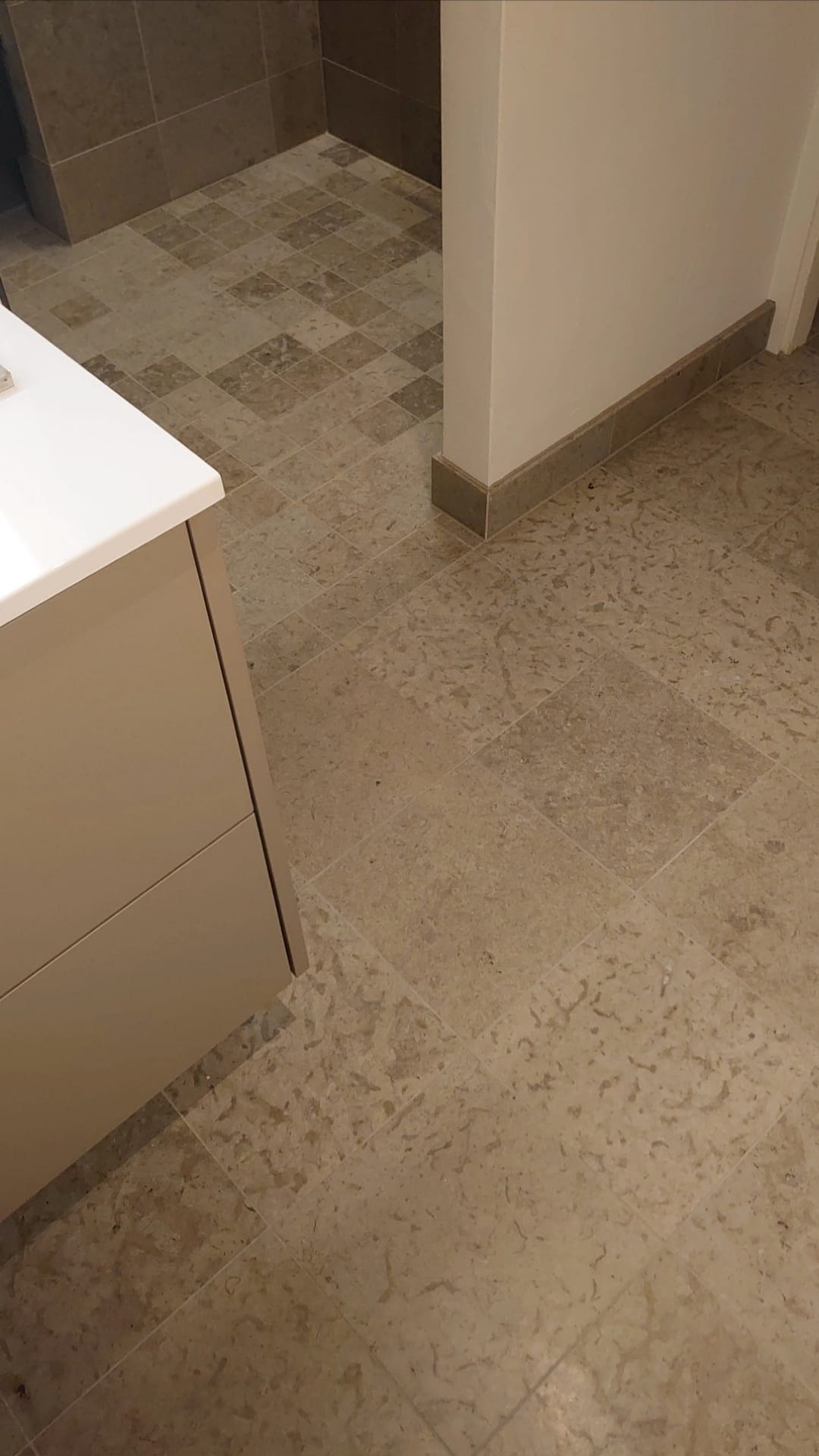 Luonnonkivilattia ja mosaiikkilaatoitus